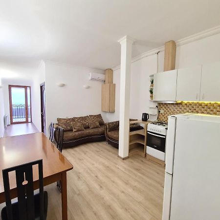 דירות יירבאן Flat With Balcony On Cascade מראה חיצוני תמונה