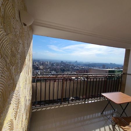 דירות יירבאן Flat With Balcony On Cascade מראה חיצוני תמונה