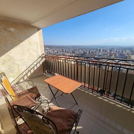 דירות יירבאן Flat With Balcony On Cascade מראה חיצוני תמונה