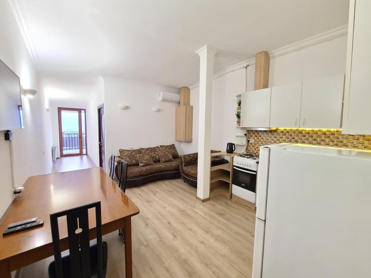 דירות יירבאן Flat With Balcony On Cascade מראה חיצוני תמונה