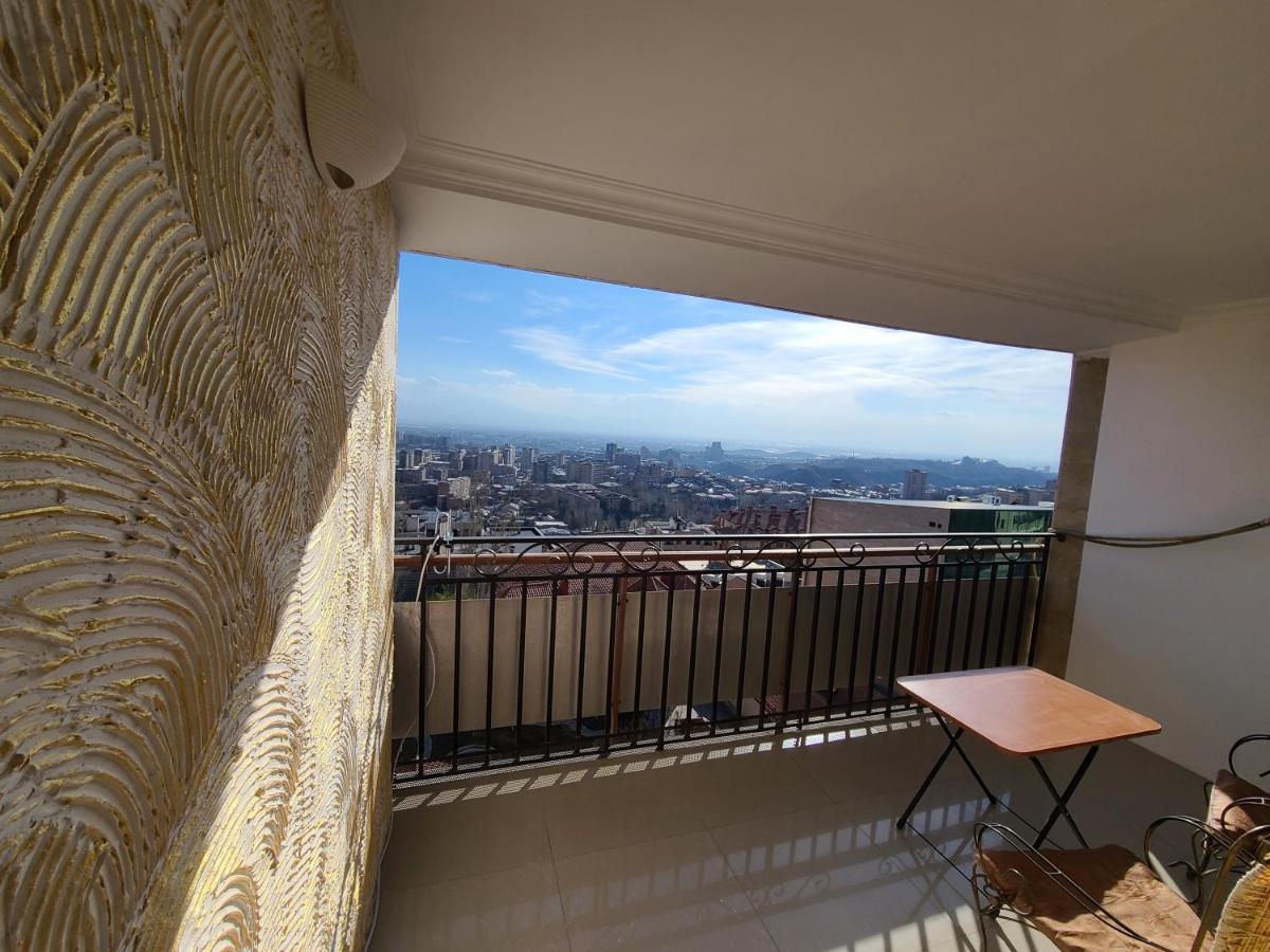 דירות יירבאן Flat With Balcony On Cascade מראה חיצוני תמונה