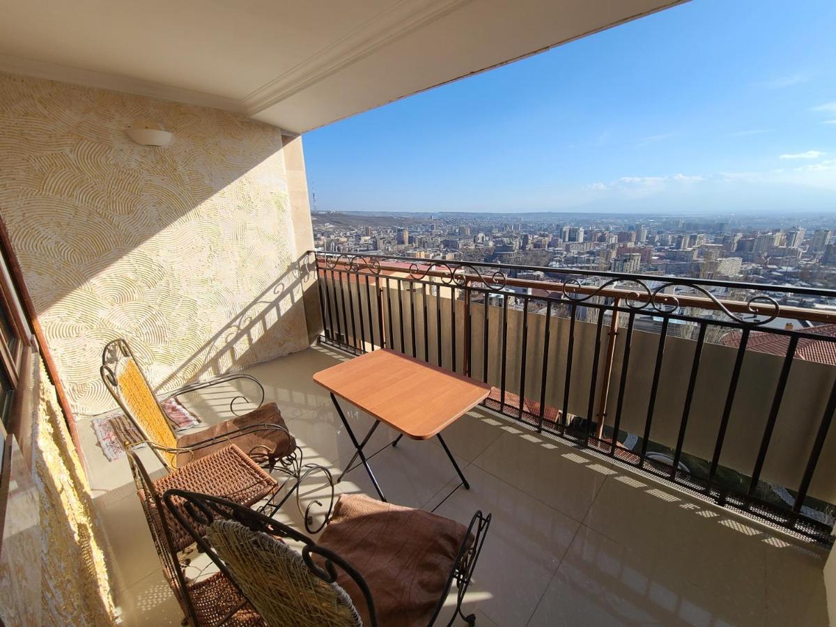 דירות יירבאן Flat With Balcony On Cascade מראה חיצוני תמונה