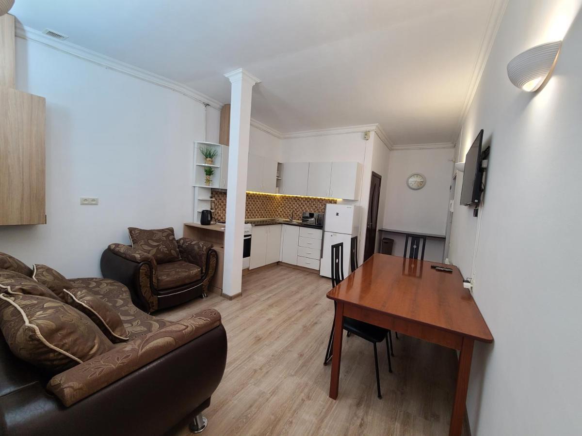 דירות יירבאן Flat With Balcony On Cascade מראה חיצוני תמונה